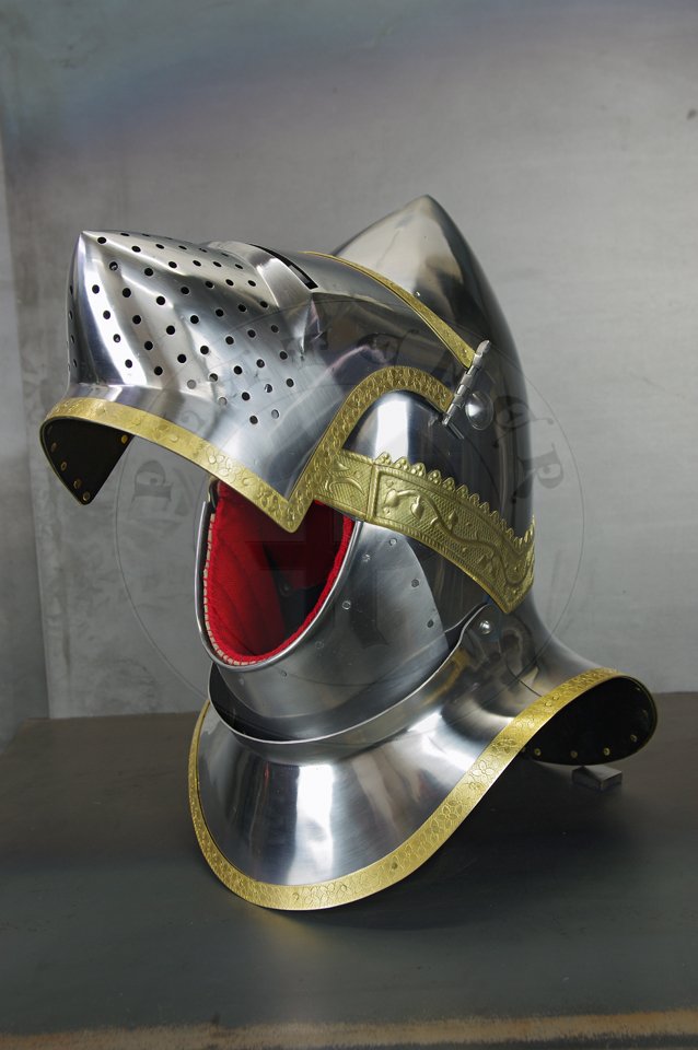 The great bascinet in English style for Agincourt battle period. Demi-greaves connected with greaves on rotary pin. Made of high quality mild steel of 2 mm and 1,5 mm thickness. Heat hardened and tempered up to 34 HRC. Brass bands decoration motive based on example visible on Henry V tournament helm. Brow plate and vervelles cover is interpretation based on few effigies from this period. Weight 6 kg./ Wielki bascinet w stylu angielskim na okres bitwy pod Agincourt. Wykonany z wysokiej jakoci stali niskowglowej o gruboci 2 mm i 1,5 mm. Hartowany i odpuszczany do 34 HRC. Mosine listwy dekoracyjne z motywem wzorowanym na hemie turniejowym Henryka V. Pozostae dekoracje s interpretacj wzorowan na kilku nagrobkach z epoki. Waga 6 kg.